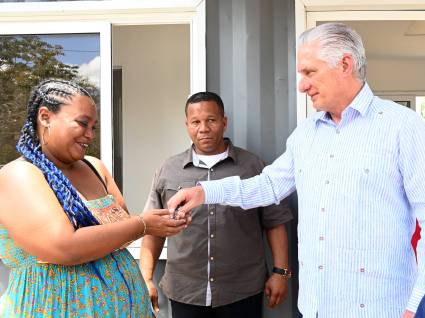 El Primer Secretario del Comité Central del Partido y Presidente de la República, Miguel Díaz-Canel Bermúdez, asistó a la entrega de las viviendas.