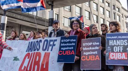Cientos de personas demuestran su apoyo a Cuba desde Bruselas
