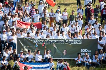 Los participantes en la tribuna de Cinco Palmas alzaron sus voces contra la guerra y en apoyo a Raúl, quien cumple 95 años el próximo 3 de junio.