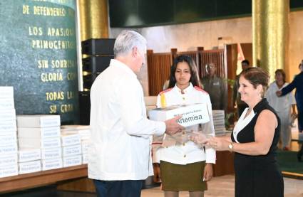 Una muesta documental de las firmas fue entregada a Miguel Díaz-Canel.