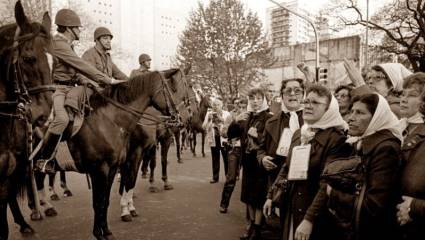 Las Madres de Plaza de Mayo son un símbolo de resistencia y lucha.