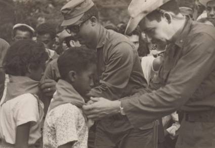 Raúl Castro entrega pañoletas a pioneros