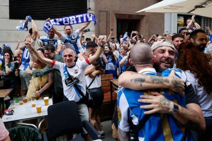 Las calles de Galicia celebran el ascenso del Deportivo La Coruña a primera división.