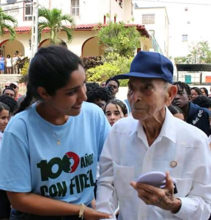 Este destacado combatiente forjó un estrecho vínculo con los jóvenes y en particular con la Federación Estudiantil Universitaria, acompañándolos siempre en sus actividades.