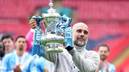 Guardiola celebra con el trofeo de la FA Cup tras la final de la FA Cup inglesa entre el Chelsea y el Manchester City en el estadio de Wembley.