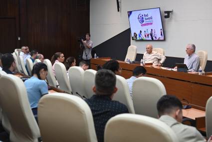 El Primer Secretario del Comité Central del Partido Comunista de Cuba y Presidente de la República, Miguel Díaz-Canel Bermúdez, en reunión de trabajo con dirigentes de la UJC para evaluar los resultados de la Red Juvenil Comunitaria.