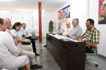 Encuentro entre altos dirigentes del país y quienes, en el municipio capitalino de Playa, representan a organizaciones y entidades que allí han confluido para encontrar soluciones y hacer que la vida sea mejor.
