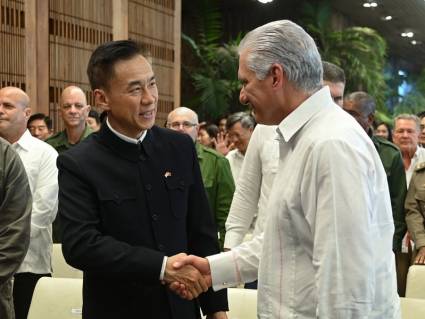 Hua Xin, embajador extraordinario y plenipotenciario de la República Popular China en Cuba, y Miguel Díaz-Canel Bermúdez en el acto por el aniversario 105 de la fundación del Partido Comunista de China.