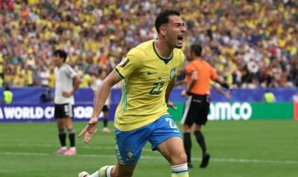 Gabriel Martinelli marca sobre la hora el gol que le da a Brasil el boleto a los octavos de final.