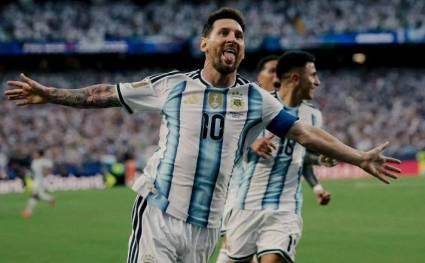 Lionel Messi marcó un histórico hat trick para sentenciar la victoria inicial de Argentina en este mundial.