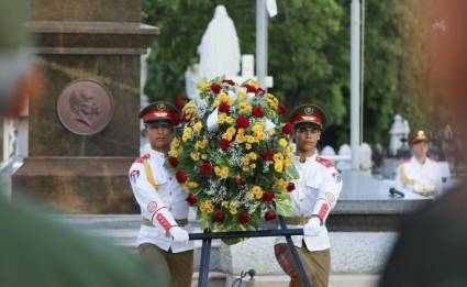 Tributo a Máximo Gómez en Cementerio Colón