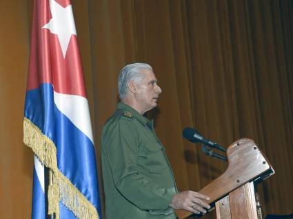 Miguel Díaz-Canel en el acto de conmemoración por el 95 cumpleaños del General de Ejército Raúl Castro Ruz y el Aniversario 65 de la creación del Ministerio del Interior