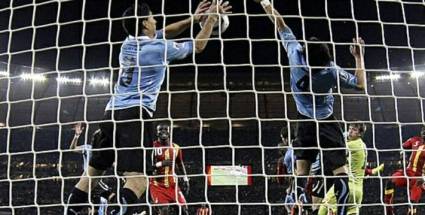 Luis Suárez bloquea con sus manos el gol que le daba el pase a Ghana a las semifinales de la Copa Mundial de Fútbol Sudáfrica 2010.