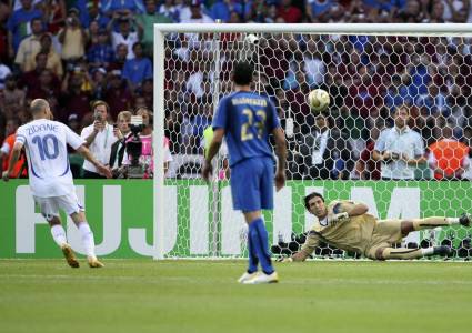 Zinedine Zidane bate a Buffon y marca uno de los mejores penales de la historia.
