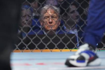 El presidente Donald Trump observa al evento UFC Freedom 250, con el que celebró en los jardines de la Casa Blanca su cumpleaños 80.