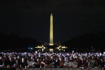 La multitud rugió en la Elipse durante las peleas de UFC.