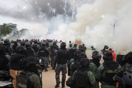 Fuerzas policiacas reprimen a los manifestantes bolivianos que bloquean carreteras en San Julian, junio 2026.