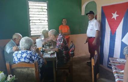 Gran parte de los beneficiados son adultos mayores con limitaciones para elaborar sus alimentos. Foto: Tomada de la página en Facebook de la Dirección Provincial de Trabajo y Seguridad Social de Pinar del Río