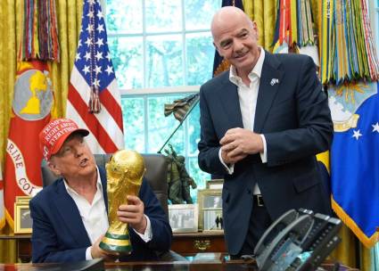 Donald Trump recibe un trofeo de manos de Gianni Infantino