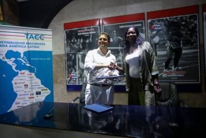 Dalia Henry, presidenta de la Federación Cubana de baloncesto, firmó el acuerdo por la parte antillana.
