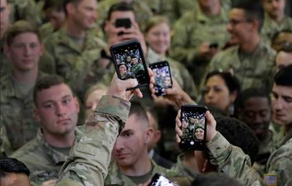 Solo 30 cuentas oficiales del ejercito estadounidense quedaran en las redes sociales. Foto AP
