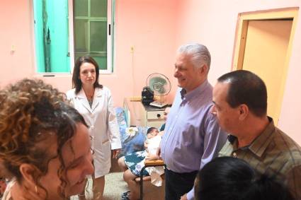 Presidente cubano visita Hospital Ginecobstétrico Universitario Ramón González Coro