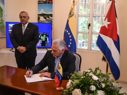 Díaz-Canel firma libro de condolencias por terremotos en Venezuela