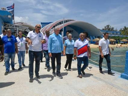 Presidente cubano recorrió instalaciones del círculo social.