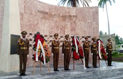 Ofrendas florales a los mártires del 26 de Julio