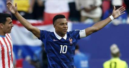 Desde el punto penal Kylian Mbappé empató a Lionel Messi en la cima de la bota de oro del torneo.