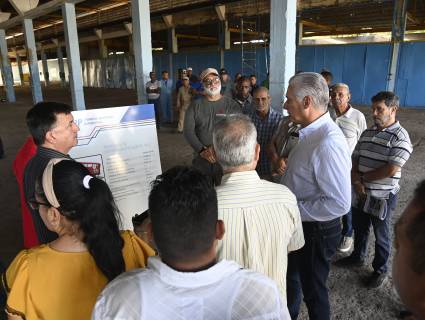 Presidente cubano visita entidades industriales enclavadas en el municipio capitalino de Habana del Este