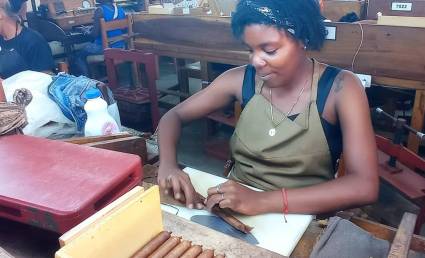 Iriamis Bayaga Lafortín, joven de 24 años, es estudiante de la cuarta etapa del curso para torcedores de tabacos
