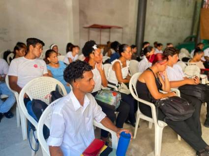 Comunidad y jóvenes del proyecto escuchan los testimonios sobre rehabilitación en Voces de vida.