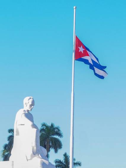 Durante la vigencia del Duelo Oficial, la Bandera de la Estrella Solitaria se iza a media asta en los edificios públicos e instituciones militares.