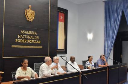 Análisis y debate sobre proyectos de ley «Código de Trabajo» y «De Organización de la Administración Central del Estado»