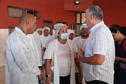 El Jefe de Estado visitó la fábrica de pastas cortas La Pasiega, la empresa exportadora e importadora Cítricos Caribe S.A. y la unidad empresarial de base Ronera Occidental, tres importantes actores económicos enclavados en La Habana.