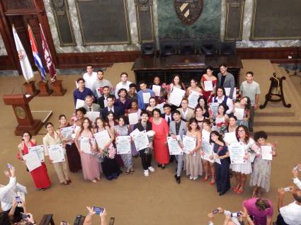 Decenas de jóvenes de distintas facultades recibieron las distinciones que reconocen su intachable accionar y contribución social y educativa