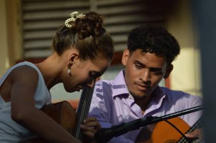 jóvenes representantes de la vanguardia artística de la AHS rindieron tributo a Fidel y a los hermanos Saíz.