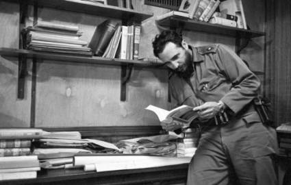 Fidel Castro Ruz leyendo