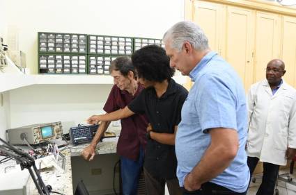 Miguel Díaz-Canel Bermúdez visitó el Instituto de Cibernética, Matemática y Física