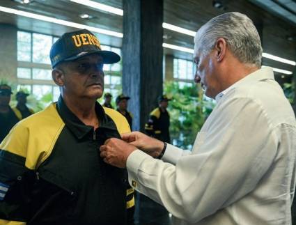 Los 18 integrantes de la brigada cubana de salvamento y rescate que prestaron ayuda en Venezuela recibieron la medalla Por la valentía durante el servicio.