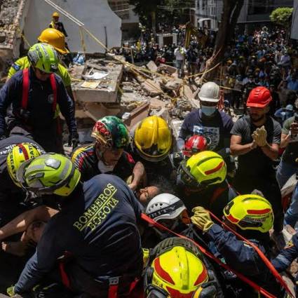 Bomberos realizan acciones de rescate en un edificio colapsado en Cali, Colombia.