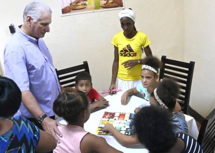 El mandatario dialogó con niños de las instituciones visitadas.
