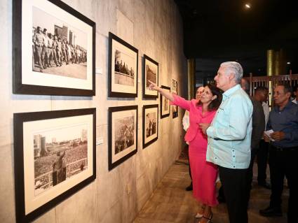 Inauguran la exposición Fidel en la Plaza, dedicada al centenario del natalicio del Comandante en Jefe Fidel Castro Ruz.
