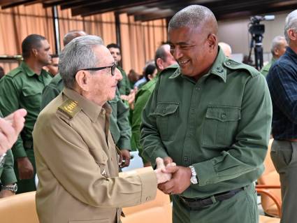 Participan Raúl y Díaz-Canel en acto por aniversario 65 de la Seguridad Personal (+Video)