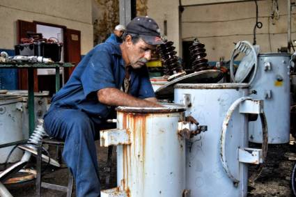 Cada equipo que reconstruyen a pulso devuelve la luz a hospitales, escuelas y barrios