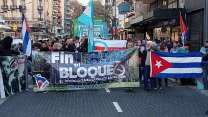 En Argentina Marcha por Cuba y contra el bloqueo estadounidense a la nación caribeña.