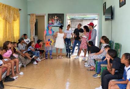 Jóvenes artistas holguineros llevaron música, juegos y alegría a los pequeños.