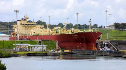 El buque de bandera surcoreana SK Gas LTD cruza el Canal de Panamá