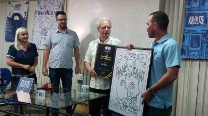 La entrega ocurrió justo al cierre del espacio Encuentro con, donde la periodista Magda Resik Aguirre dialogó con el destacado intelectual desde el Salón de Mayo del Pabellón Cuba.